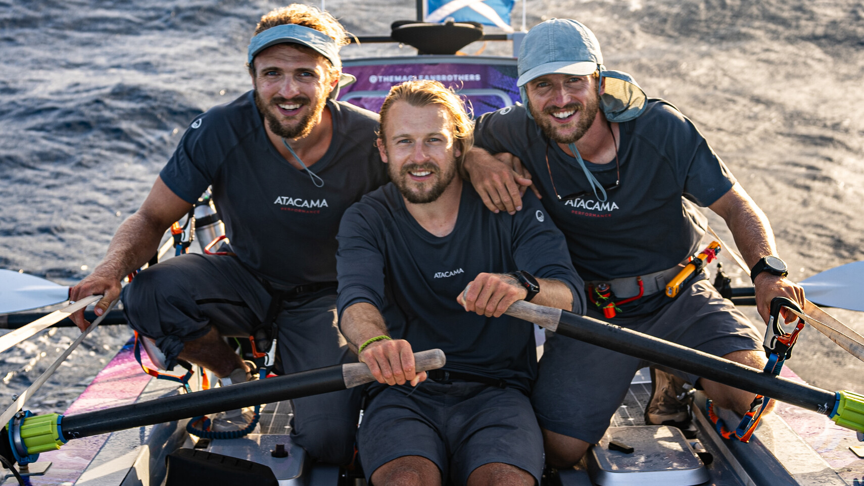 Maclean-Br&uuml;der (Lachlan, Jamie, Ewan) sitzen auf ihrem Ruderboot im offenen Ozean