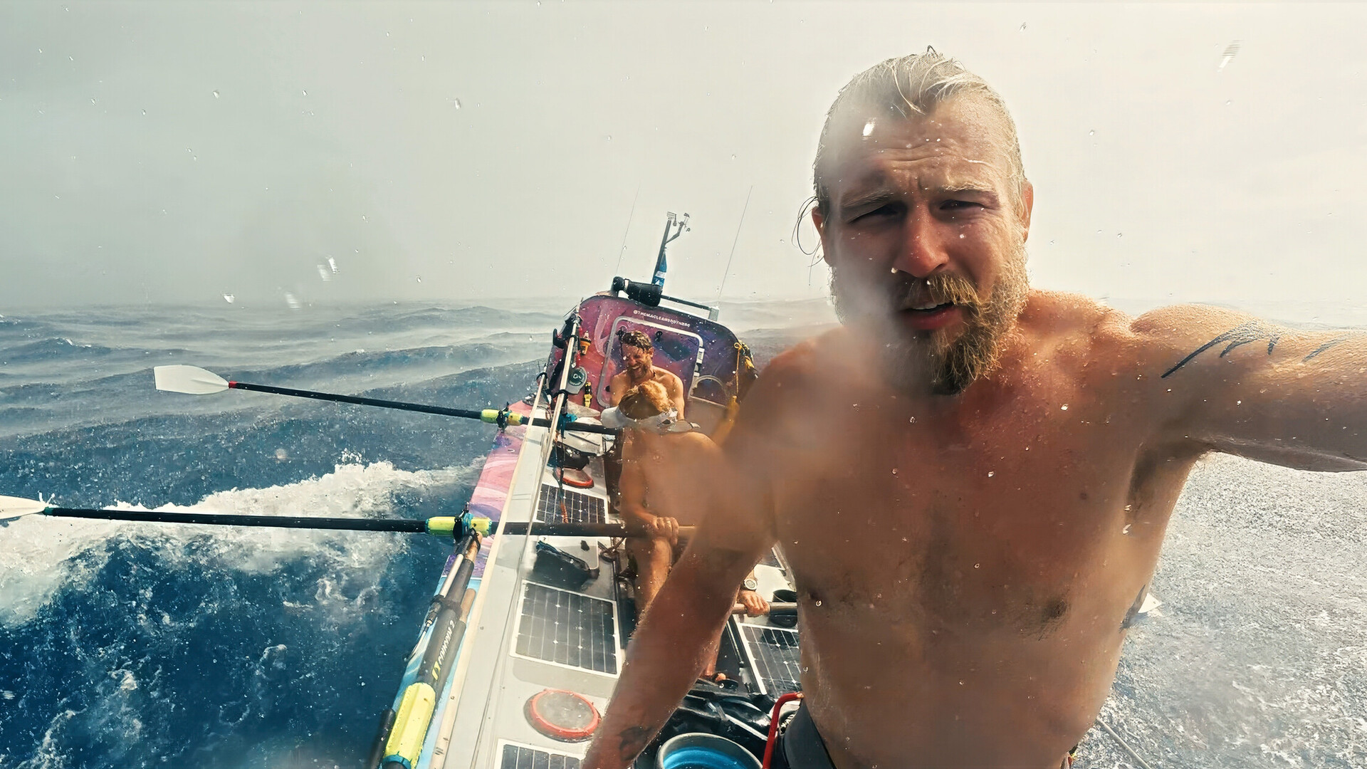 Maclean-Bruder k&auml;mpft auf Ruderboot gegen starke Wellen im Ozean